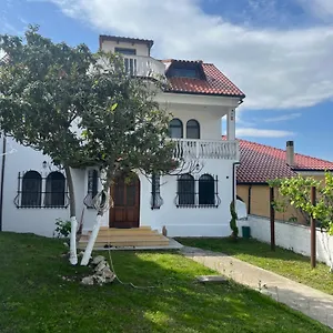 vila-taga-guesthouse.albaniahotels.org/